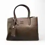 Bolsa de Mano con Correa – Diseño Sofisticado y Espacios Inteligentes