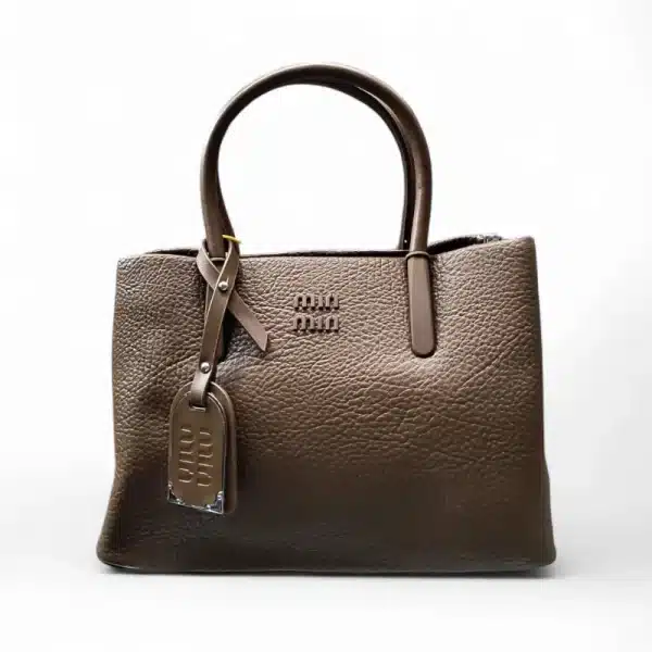 Bolsa de Mano con Correa – Diseño Sofisticado y Espacios Inteligentes